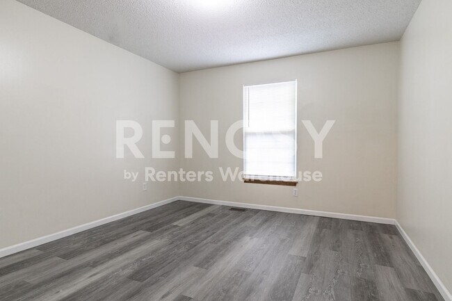 Building Photo - Cute 3 Bed, 2 full bath Townhome in Liberty