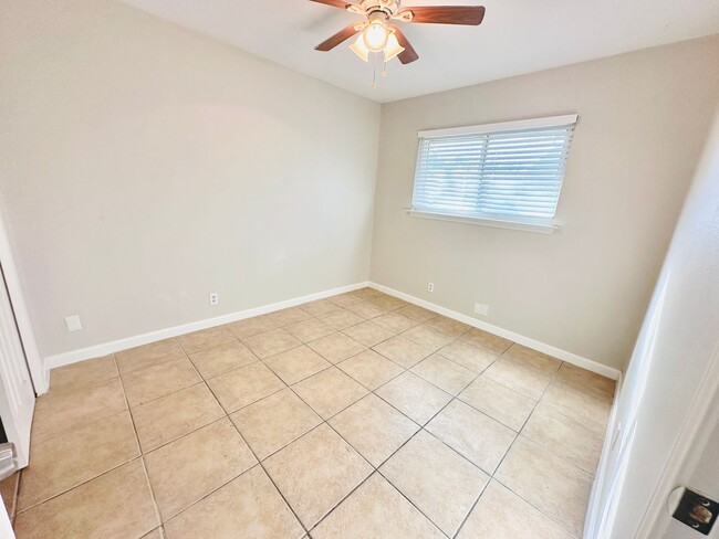 Building Photo - 186 - 4748SUBN