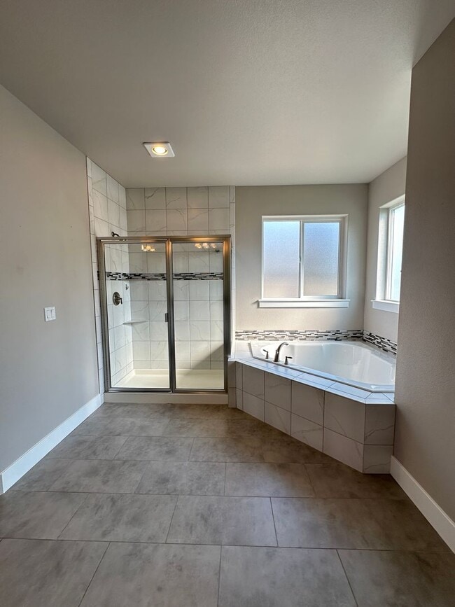 Building Photo - Centrally Located in Kennewick!