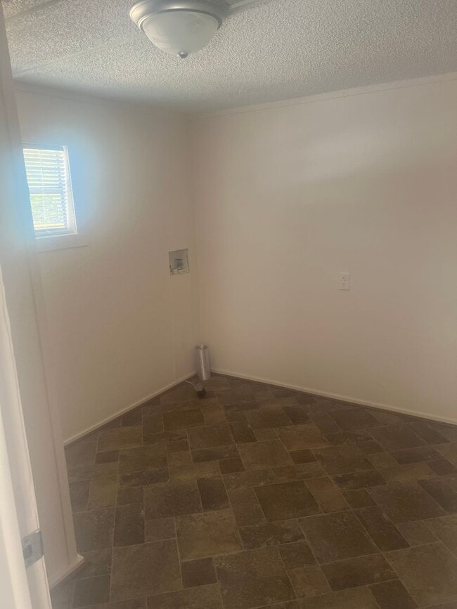 Building Photo - 2-Bedroom/ 1-Bath-Mobile Home $1,100/ Mo.