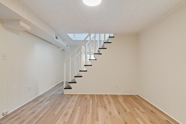 Building Photo - Freshly renovated duplex near Charlotte Av...