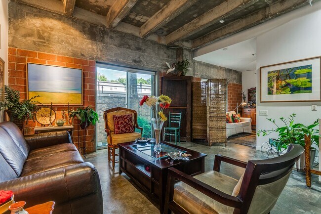 Building Photo - FANTASTIC 2-BEDROOM KING WILLIAM CONDOMINIUM