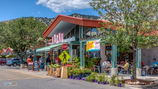 Building Photo - Trailside Living: 5BR Home Steps from Sanitas & Pearl Street