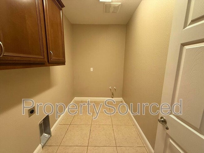 Building Photo - 2223 Ravenbrook Ln