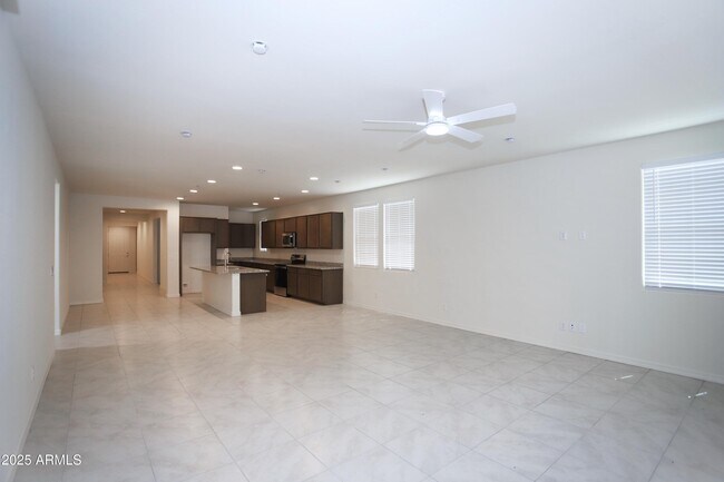 Building Photo - 935 W Finch Dr