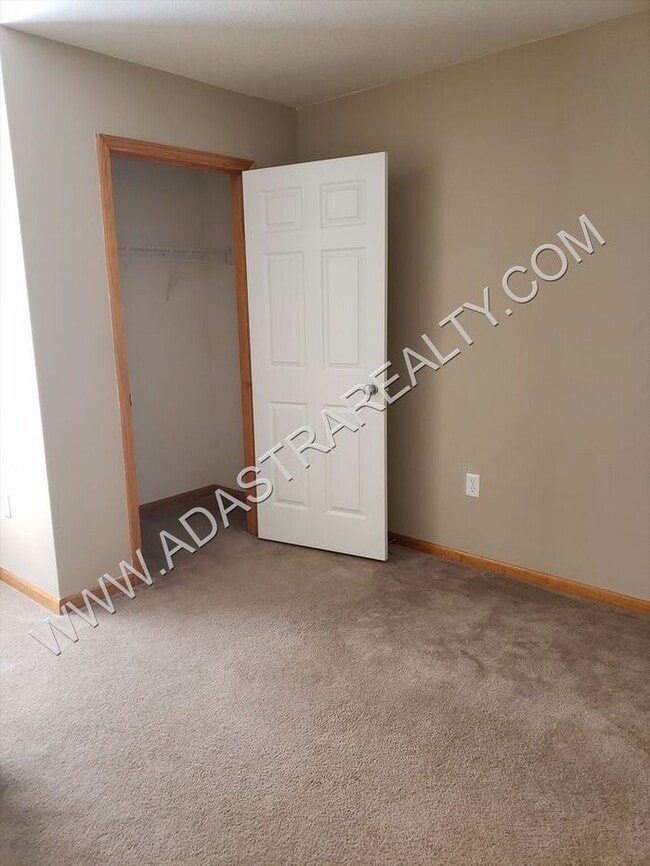 Building Photo - Beautiful Ranch Duplex in Edgerton-Available NOW!!