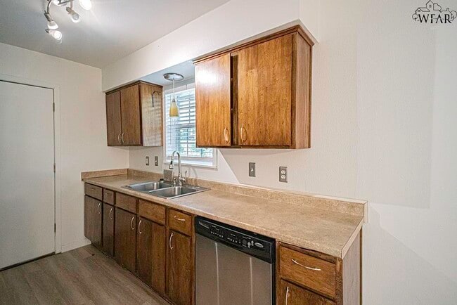 Building Photo - 4659 Woodlawn