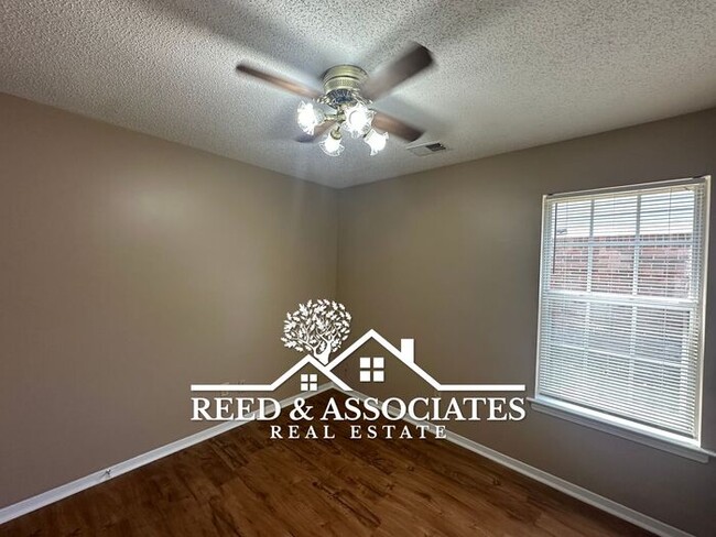 Building Photo - 3 Bedroom Townhome in Cordova