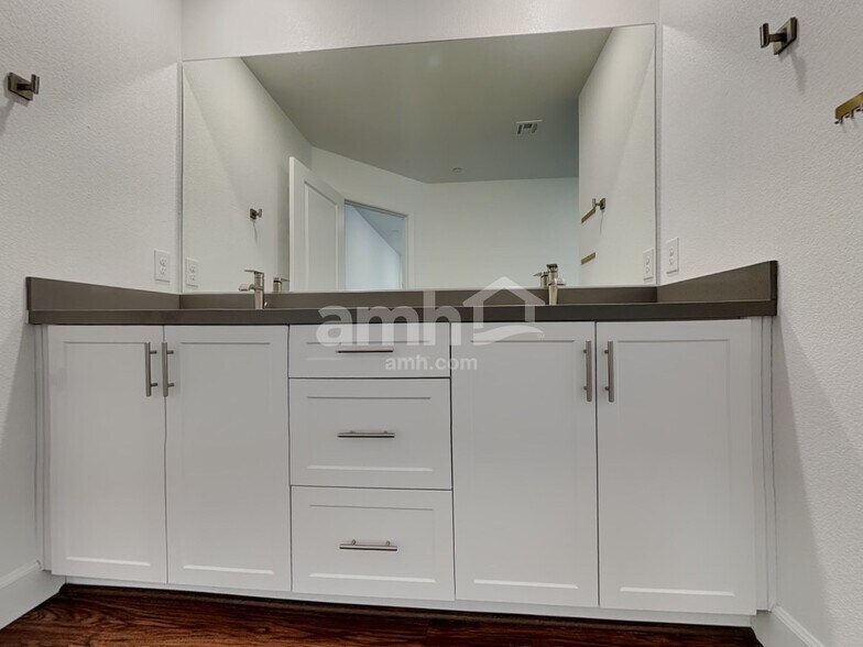 Building Photo - 3328 Blodwen St