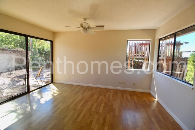 Building Photo - 2822 Mesa Dr