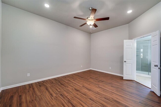 Building Photo - 1042 Tomball Downs Dr
