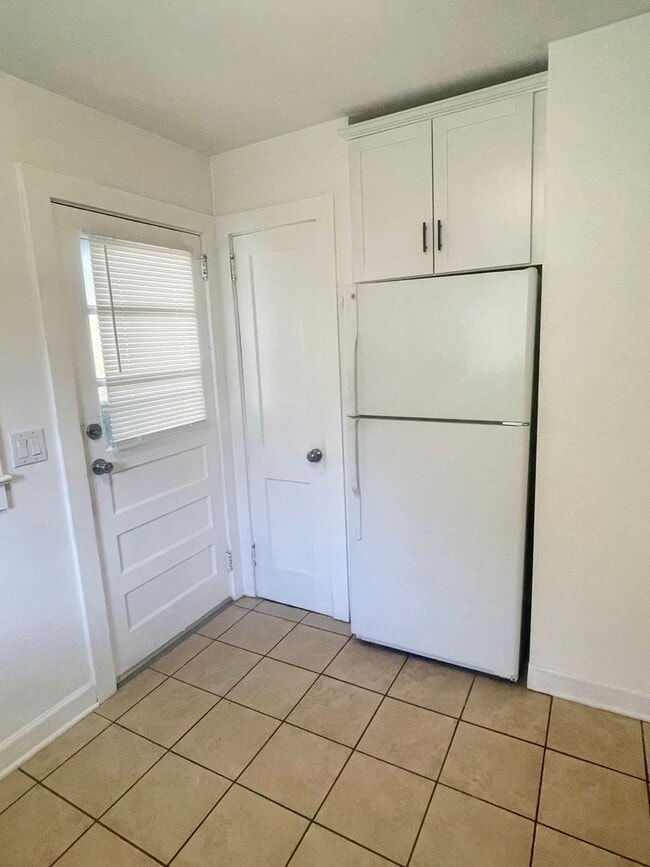 Building Photo - Cute 2 Bedroom, 1 Bathroom Home Minutes fr...
