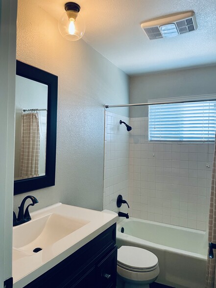Second Bathroom - 6717 Tulsa Cove