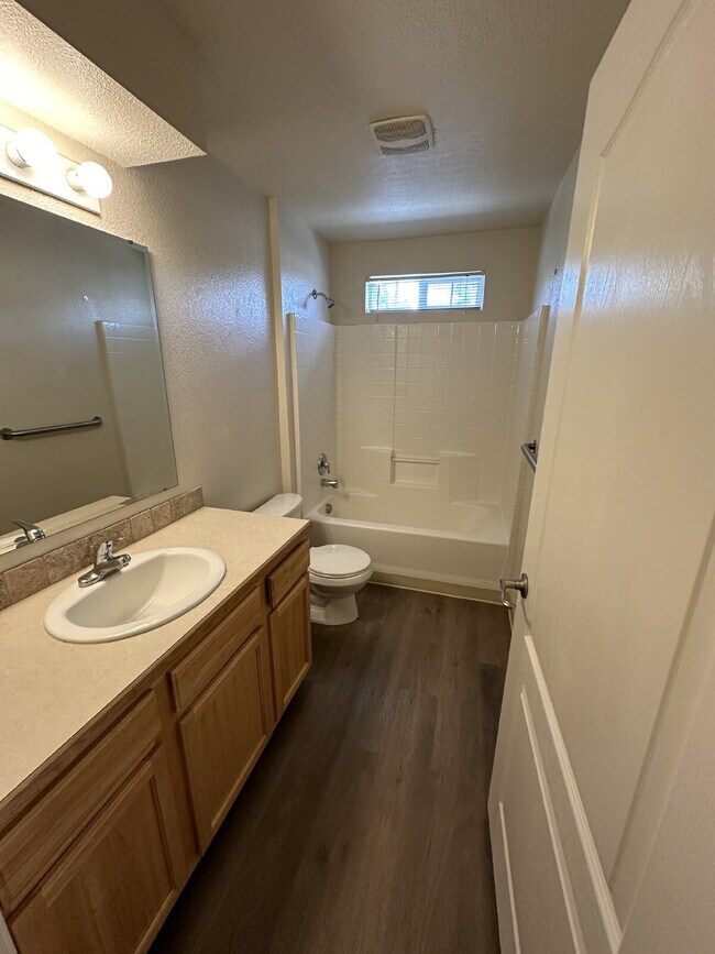 Building Photo - "Modern 2-Bed, 2-Bath Retreat in Boise's H...