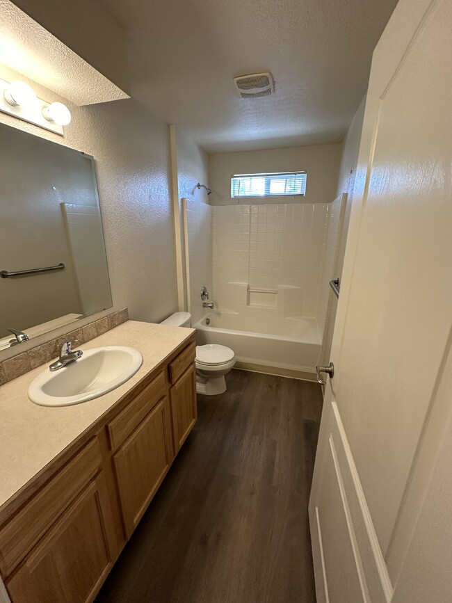 Building Photo - "Modern 2-Bed, 2-Bath Retreat in Boise's Heart – 985 Sq Ft of Pure Comfort!"