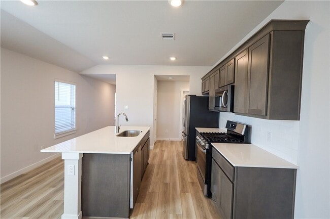 Building Photo - 910 Kickapoo Ln