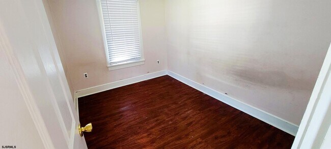 Building Photo - 239 Roosevelt Ave