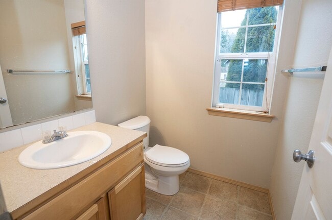 Building Photo - Modern 4 Bedroom, 2.5 Bath Home In Silver Creek w/AC