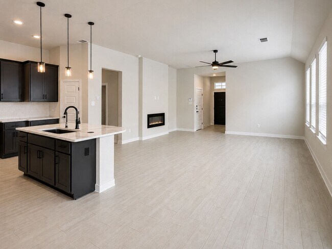Building Photo - Beautiful 3 Bedroom Home + Study in Paramount