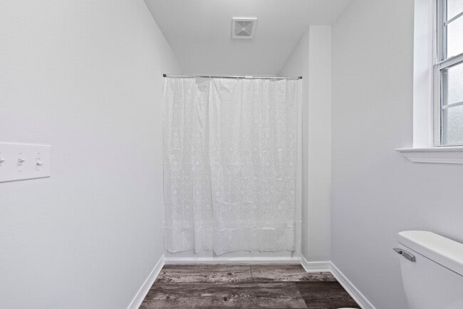 Building Photo - Beautifully Updated Townhouse