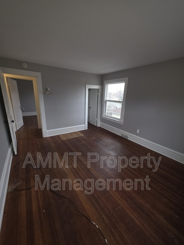 Building Photo - 1837 Grande Ave SE