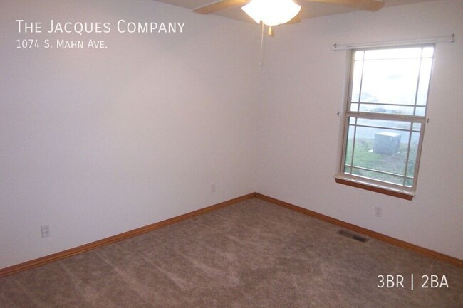 Building Photo - Very Clean 3 Bedroom 2 Bath 3 Car Garage H...