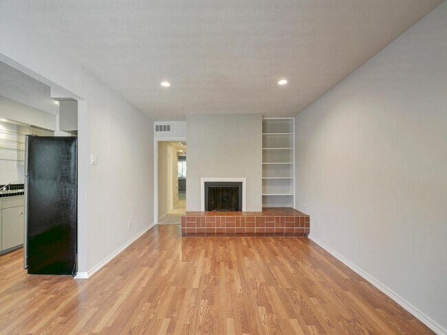 Building Photo - 505 W 7th St