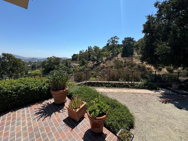 Building Photo - 4884 Vista Arroyo