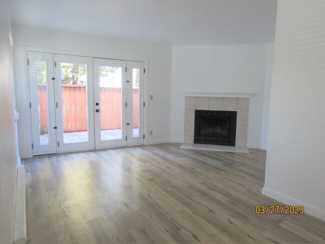 Building Photo - Beautiful updated 3 Bed, 2 Bath Condo in R...