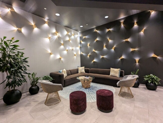 Building Photo - Gorgeous 2 Bedroom 2 Bathroom Downtown Con...