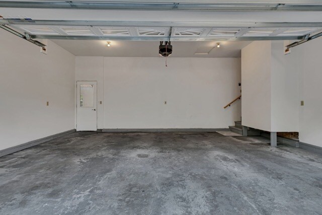 Building Photo - 9641 Meadow Ln