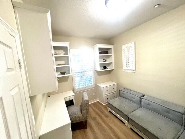 3rd bedroom / office with full bathroom - 10545 Zenor Ln