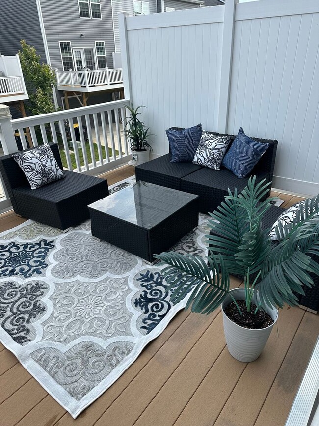 Building Photo - 3 Bedroom 2.5 Bathroom Open Floor Plan