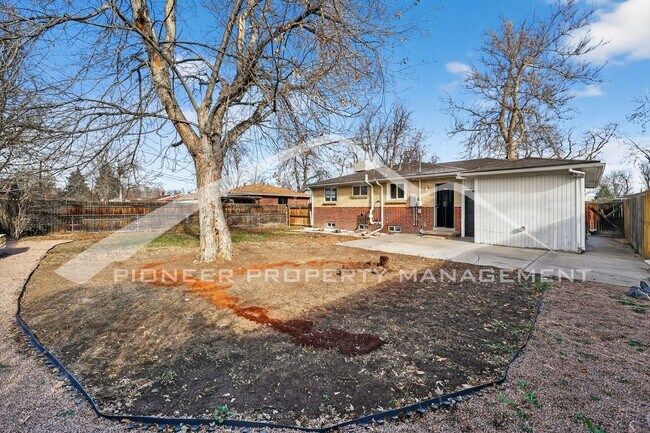 Building Photo - Gorgeous Home with Washer/Dryer and Fenced Yard