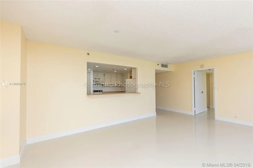 Building Photo - 7601 E Treasure Dr