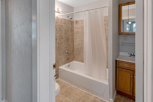 Building Photo - 4205 Pacific. Available June 2026.  3 bedroom, 2 bath, 2.5 car garage.  Does not qualify for gove...