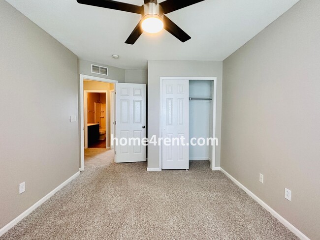 Building Photo - 8719 Dunraven St