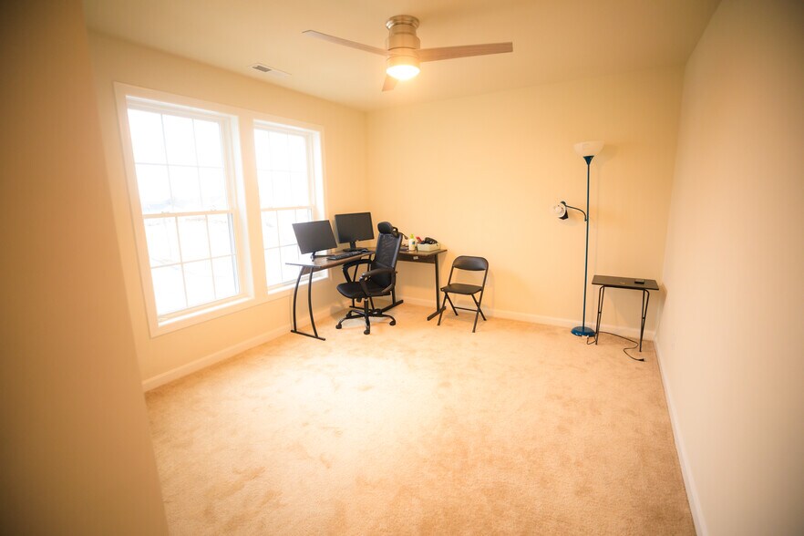 Office room with privacy door - 29 Aspen Way