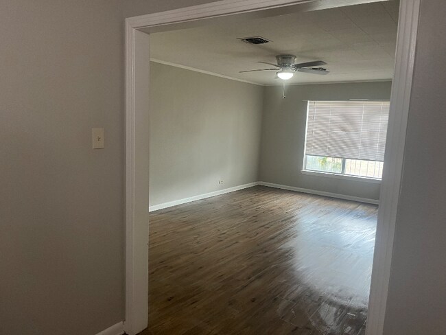 Building Photo - 1615 Cincinnati Ave