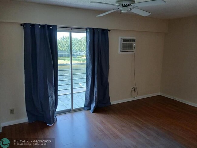 Building Photo - 538 Fanshaw M