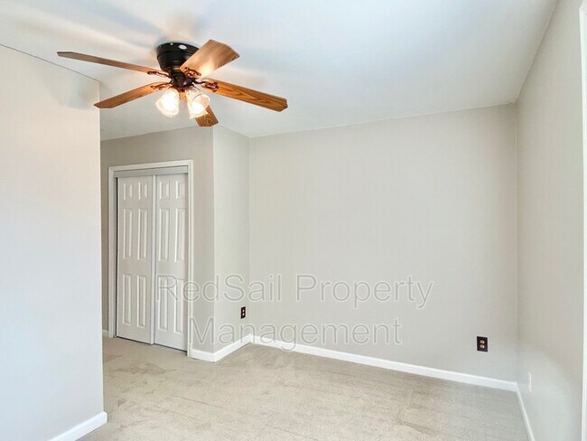 Building Photo - 2922 Hollister Ave