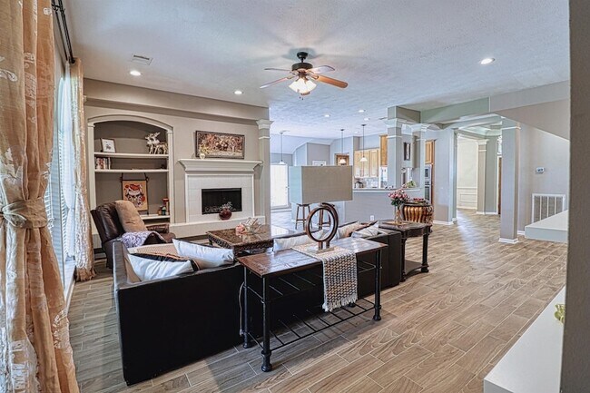 Building Photo - 2123 Meadow Park Cir