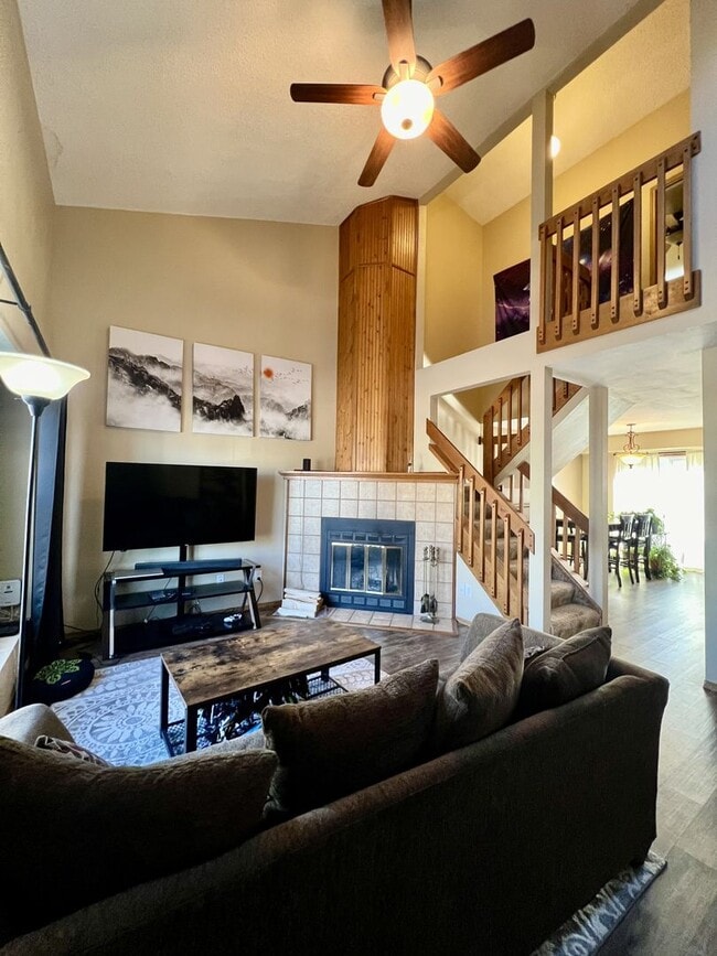 Building Photo - Beautiful townhome available in D20 Briargate!