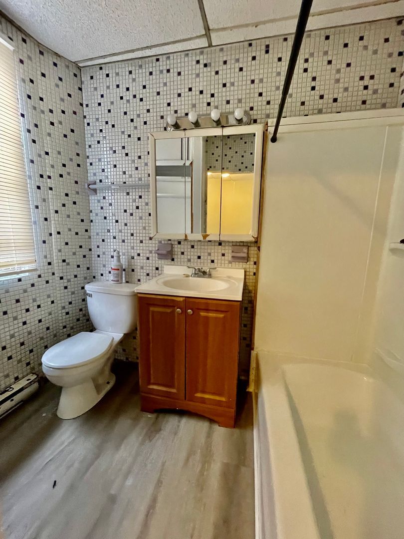 Building Photo - 3 Bedroom Home Available Now