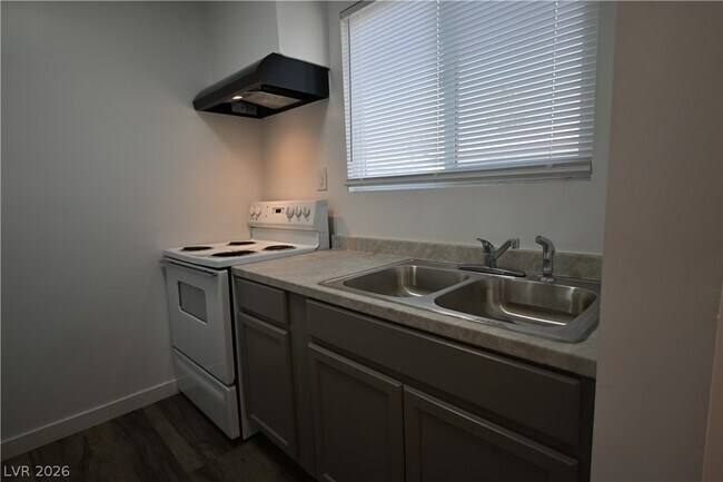 Building Photo - 378 N 13th St