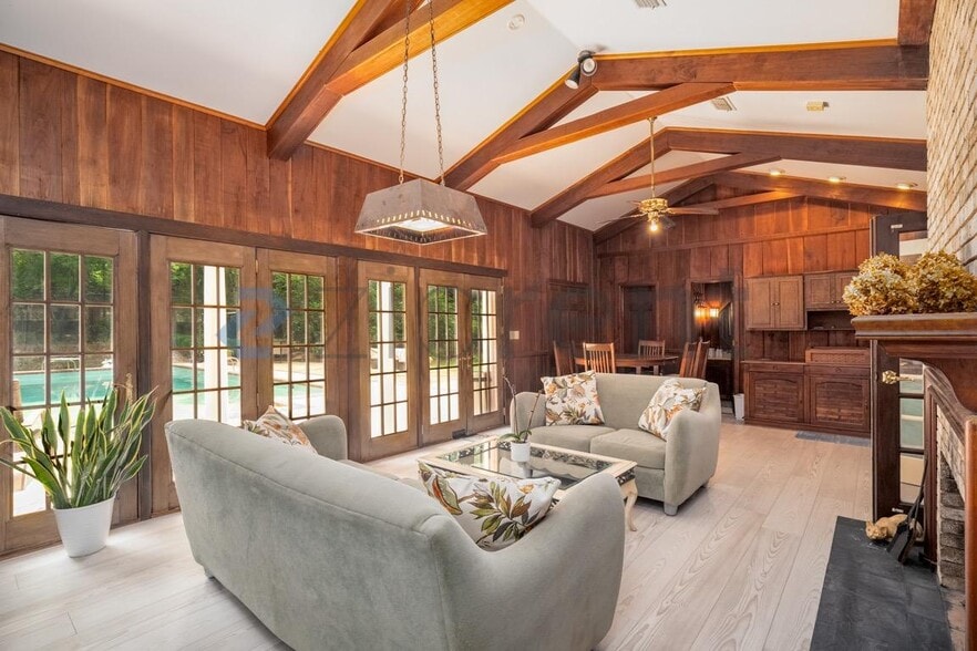 Building Photo - 615 Pinecrest Dr