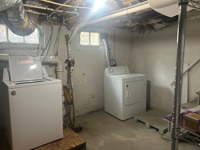 Building Photo - 2 Bedroom/ 1 Bath