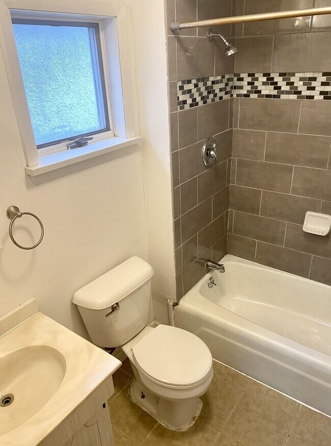 Building Photo - 611 Crown Ave