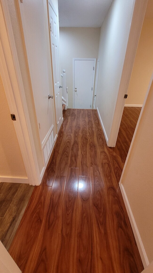 Building Photo - 318 Barbara Ln