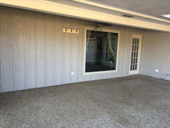 Building Photo - Remodeled 3/2/2 with Lots of Square Footage!
